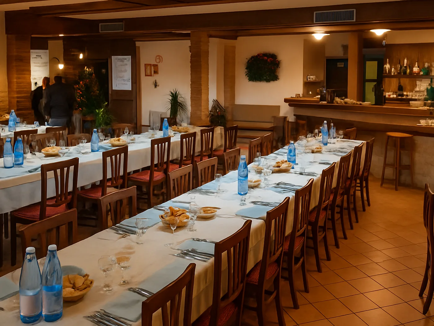 La sala del Peschereccio apparecchiata, con luci calde