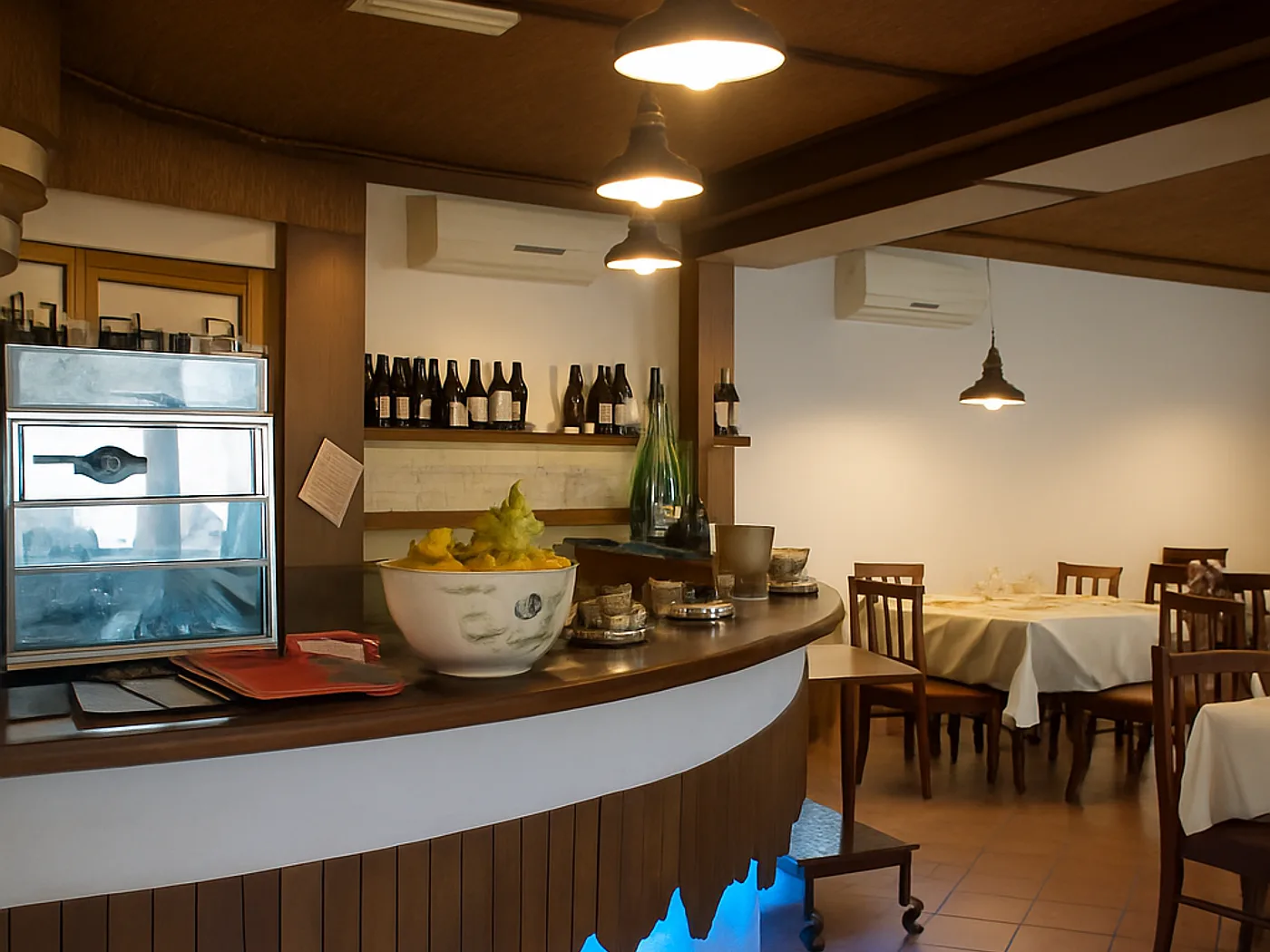 Il bancone e la sala interna del Peschereccio