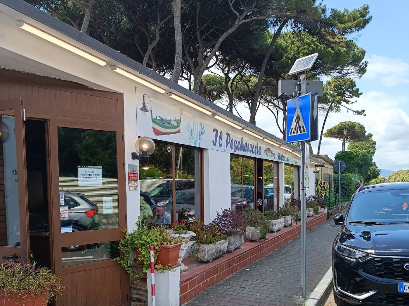 L'esterno del Peschereccio, tra la pineta di Marina di Massa